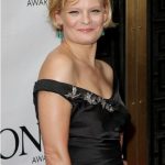 Martha Plimpton Bra Size, Age, Weight, Height, Measurements