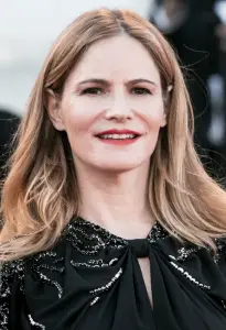 Jennifer Jason Leigh