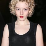 Julia Garner Bra Size, Age, Weight, Height, Measurements