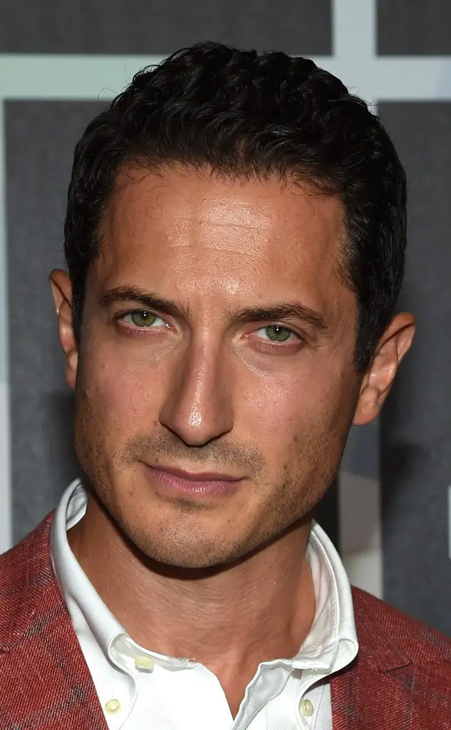 Sasha Roiz Net Worth - Celebrity Sizes