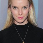 Betty Gilpin Net Worth